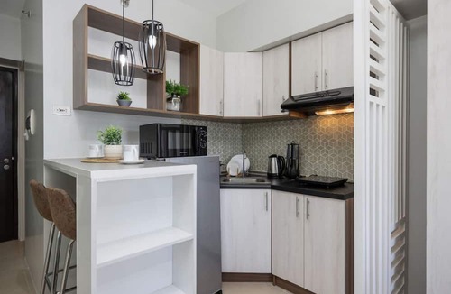 Cebu Apartment | Furnished Studio | Amenity View, WiFi, Netflix and Pool
