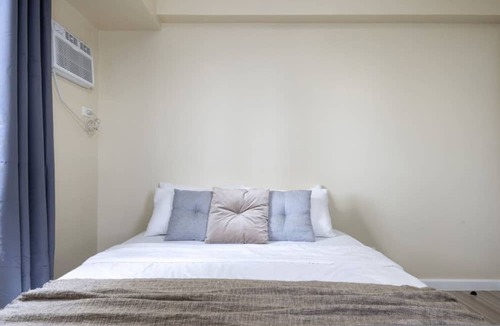 Lahug Apartment | Newly Renovated 1BR in IT Park—WiFi, Netflix+Pool