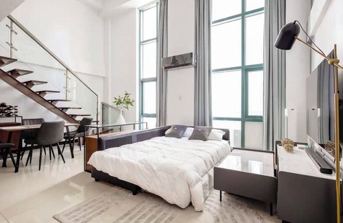 Bagumbayan Apartment | Modern Loft Apartment in Eastwood City - with gym & pool + FREE parking!