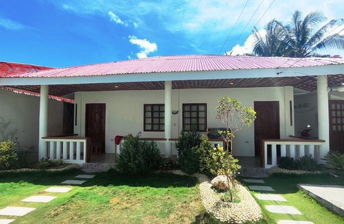 Moalboal Hotel | Bluewaves Resort - Basdaku by Hiverooms