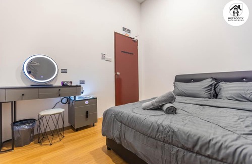 Pusat Komersil Lee Ling House | MetroCity Backpackers