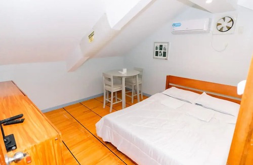 Caloocan Apartment | Charming 3 bedroom boutique, bathtub, 180sq.meters