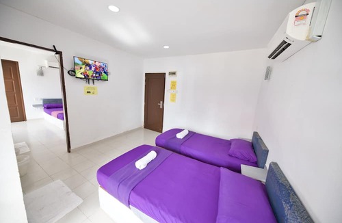 Kawasan Perindustrian Chendering Hotel | OYO 90908 Noor Arfa River Chalet
