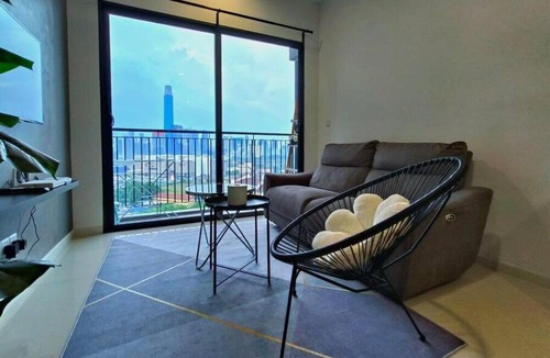 Maluri Apartment | Link bridge to the mall & MRT ! Family-sized condo with game room & swmming pool