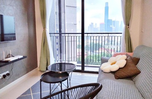 Maluri Apartment | Link bridge to the mall & MRT ! Family-sized condo with game room & swmming pool