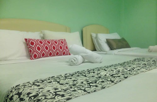 Kampung Surabaya Hotel | Woodpecker Lodge Kuching