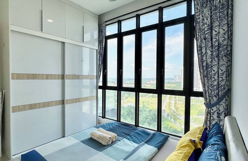 Medini Apartment | Spacious 4-bedroom apartment 1725 in Medini. Just 10mins walk to legoland.