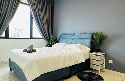 Taman Pertama Condo | 36 Family Suite 7 Pax 3 Rooms Velocity Mall IKEA Short Walk to MRT & LRT Maluri