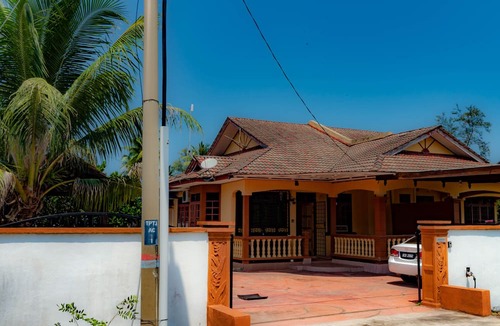 Kuala Terengganu House | The house is a semi-detached house with plenty of parking ,and near to the beach