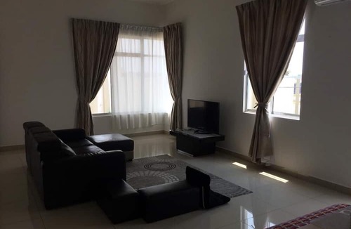 Daerah Kulai House | Beside Airport and Jogging Park . Sun and garden therapy