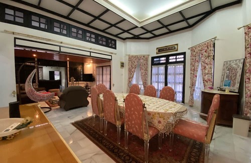 Kampung Lepok House | Beautiful British Tudor Home with Amazing View and Large Garden Wedding Space
