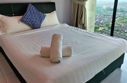 Bukit Indah Apartment | Luxe Suites at Skyloft