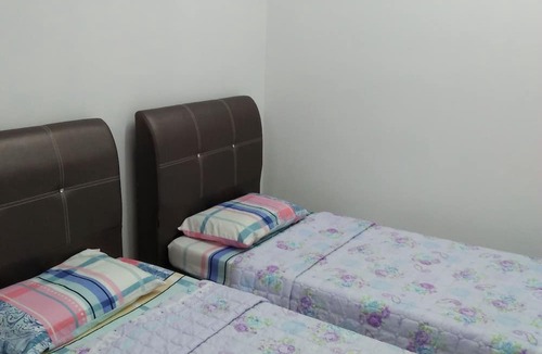 Tanjung Karang House | Coconut HomeStay Tanjong Karang ，Selan. .椰子民宿是渡假的好地方→屋子明亮→客厅和房间很宽阔→是悠庄地方，这里出入方便。