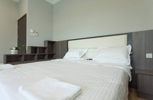 Tanjung Aru House | 4 Bedroom Landed House. Party friendly and close to beach.
