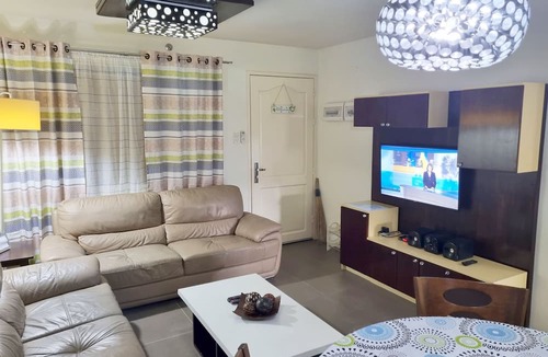 Cebu Condo | New Lux. 2 BR-condo near SM Seaside Mall - Huge Pools, Gym, Tours, Netflix