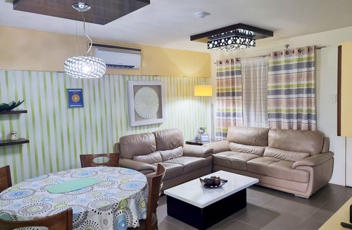 Cebu Condo | New Lux. 2 BR-condo near SM Seaside Mall - Huge Pools, Gym, Tours, Netflix