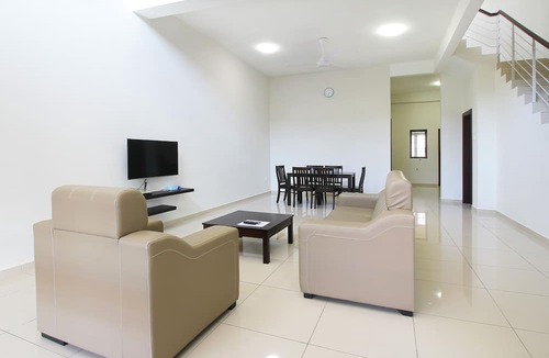 Taman Mahajaya House | KL8, Titanic Home for Gigantic Group