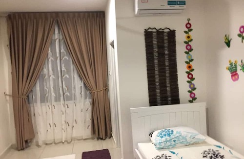 Johor Bahru House | A well-decorated 3-storey house near Malaysia-Singapore border checkpoint.