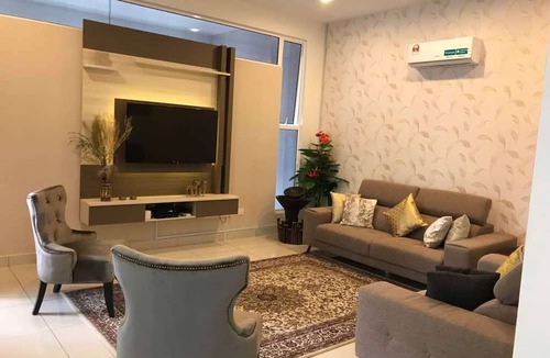 Johor Bahru House | A well-decorated 3-storey house near Malaysia-Singapore border checkpoint.