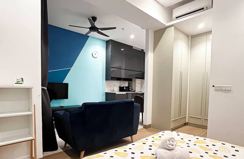 Pudu Apartment | 5 minutes to Bukit Bintang! Couple studio Apartment/Infinity pool/Metro station.