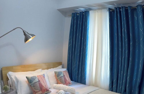Ermita Condo | Modern Studio with Sunset View
