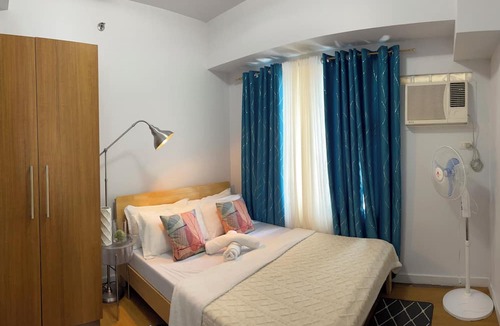 Ermita Condo | Modern Studio with Sunset View