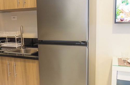 Highway Hills Condo | Modern Home with Fast WiFi Near BGC, Makati, Ortigas & MRT - 715