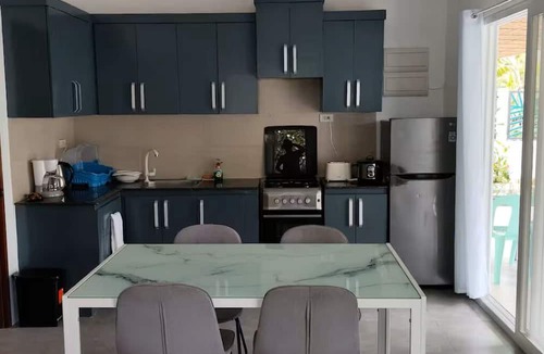 Danao House | Private 3 Bedrooms House with a quiet relaxing Garden, 6 min to Alona