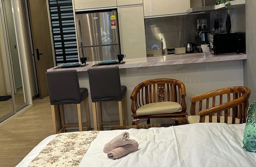 Kuala Lumpur Apartment | Cozy studio apartment with balcony near KLCC, TRX, Gleneagles, Ampg Puteri Hosp