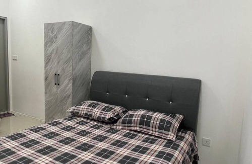Seri Kembangan Apartment | SK Homestay @ Seri Kembangan. 3R2B- Entire Room