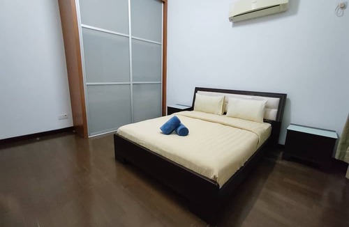 Lutong House | 3.5 storeys, fitting up to 12 person comfortably. Your Home Away from Home.