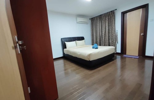 Lutong House | 3.5 storeys, fitting up to 12 person comfortably. Your Home Away from Home.