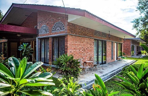 Chenarong Dalam Villa | Rouhi Retreats By Doulos