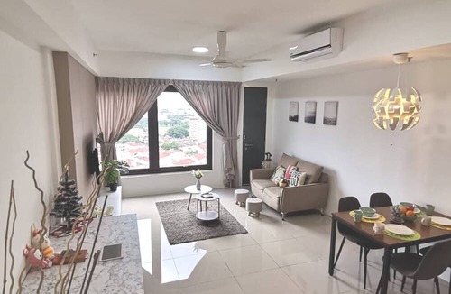 George Town Apartment | 218 Tropicana 3Bedrooms 2carparks 6-10pax
