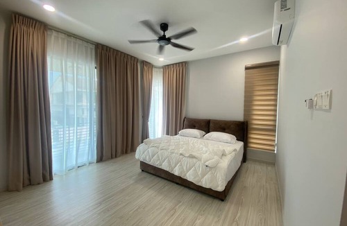 Kampung Bukit Merbah House | Spacious 4-bedroom 5 full bath semi-D hillside house with beds for 16pax