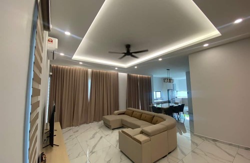 Kampung Bukit Merbah House | Spacious 4-bedroom 5 full bath semi-D hillside house with beds for 16pax