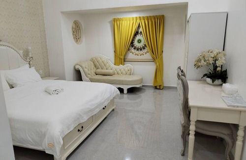 Titiwangsa House | Titiwangsa Villa . Spacious with 12 bedrooms attached bathrooms , Free Wi Fi .