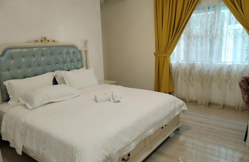Titiwangsa House | Titiwangsa Villa . Spacious with 12 bedrooms attached bathrooms , Free Wi Fi .