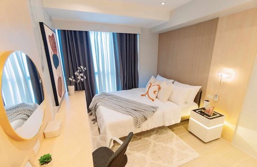 Bonifacio Global City Condo | Cozy, Modern & Newly Renovated/Interiored 2BR+, 2.5 BA w/Parking at Uptown BGC