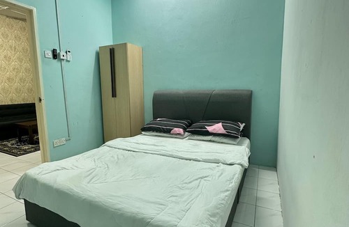 Banting House | Charming 3-bedroom house with WiFi, AC in nice Banting