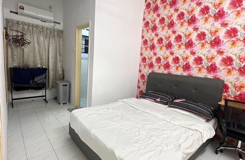 Banting House | Charming 3-bedroom house with WiFi, AC in nice Banting