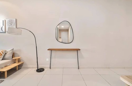 Kuala Lumpur City Centre House | Cozy Apartment w/Stunning KLCC View, 1-Min Walk to LRT, Netflix & Prime Location