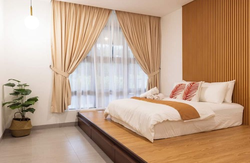 Semenyih House | BY THE LAKE VILLA in serene Semenyih with AC, WiFi.