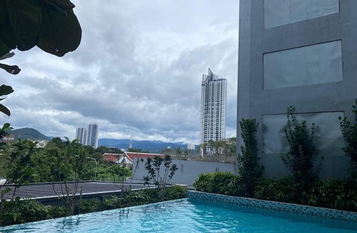 Kuala Lumpur Apartment | Serviced Residence with pool & rooftop access, KLCC and mountain views