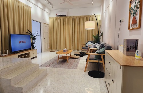 Ss 4 House | Petaling Jaya Kelana Jaya Spacious 4-bedroom townhome with AC, WiFi, Netflix