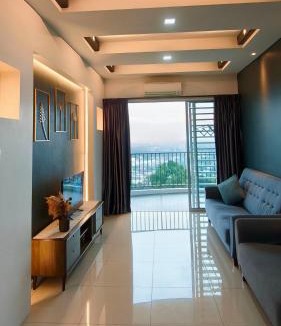 Larut Apartment | Majestic Sanctuary- Sunset View- Pool- 2 Parking- Netflix