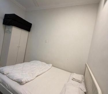 Paka House | Homestay Taman Tiara Paka Bedroom-3 Aircond-3 Unify-Netflix Coway 8-Person