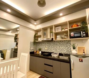 Pinagsama Apartment | The Cozy Suite by JLS Near Venice Grand Canal Mall