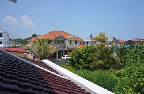 Miri House | Luak Homestay 12 Guests Near Airport & Beach Spacious 4BR Family Retreat