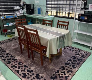 Kampung Gong Paku House | Homestay Taman Tanjung Jaya Paka 4 Bedrooms 4 AC 3 Bathrooms Netflix 15 Paxs